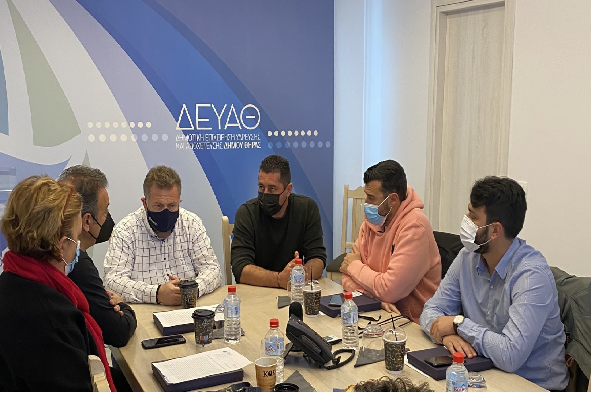 Νέα πρωτοβουλία της Δ.Ε.Υ.Α.Θ. για την εξοικονόμηση νερού  Συνάντηση του Προέδρου της Δ.Ε.Υ.Α.Θ. με την Ένωση Ξενοδόχων Σαντορίνης