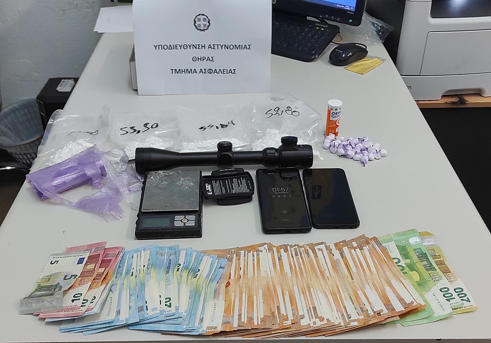 Συνελήφθη μη νόμιμος αλλοδαπός για διακίνηση ναρκωτικών στη Θήρας   Κατασχέθηκαν 245 γραμμ. κοκαΐνη, 2 ζυγαριές, 7.225€