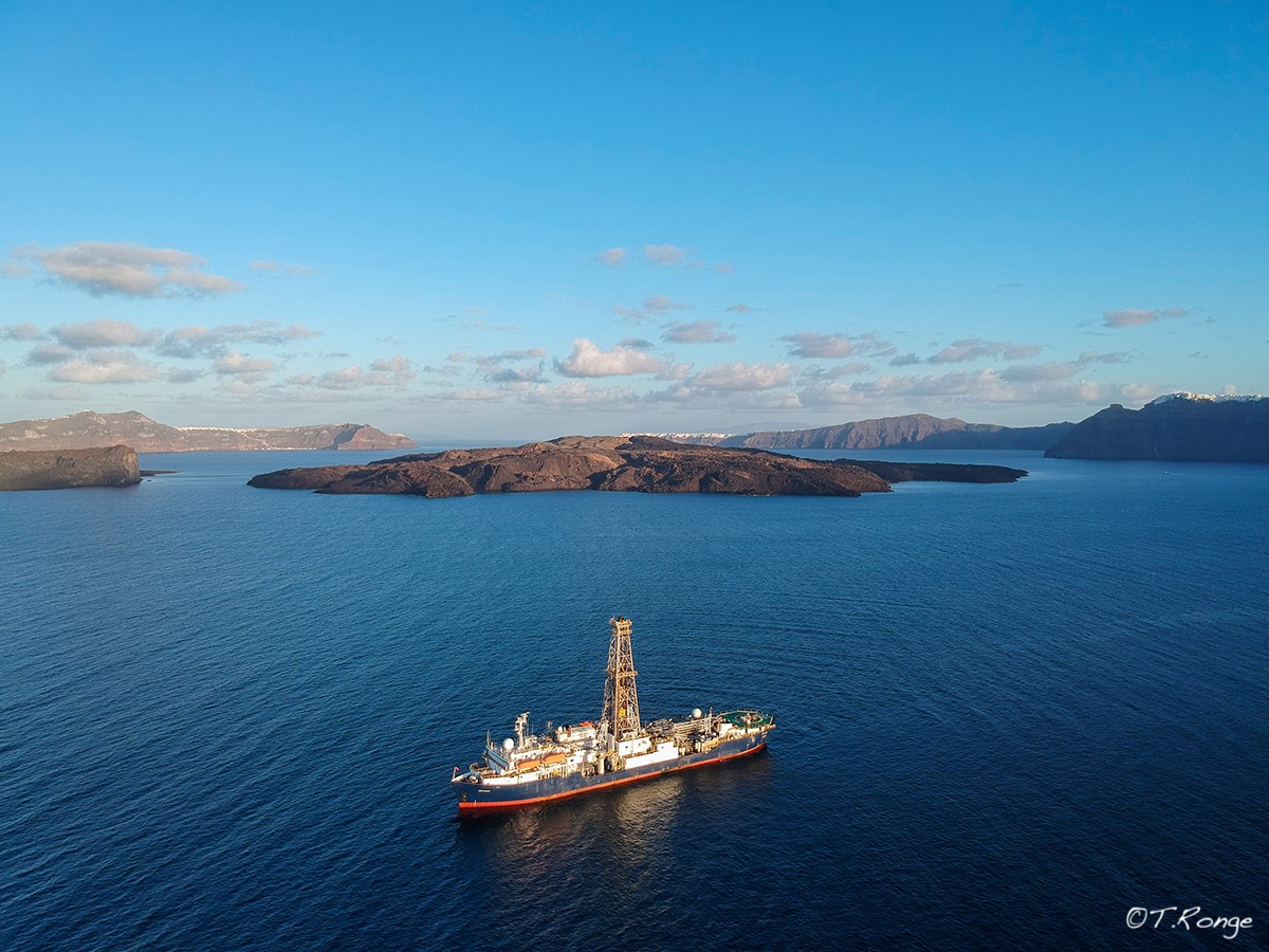 Το μεγαλύτερο ερευνητικό σκάφος των ΗΠΑ “JOIDES RESOLUTION” για πρώτη φορά στην Καλντέρα της Σαντορίνης