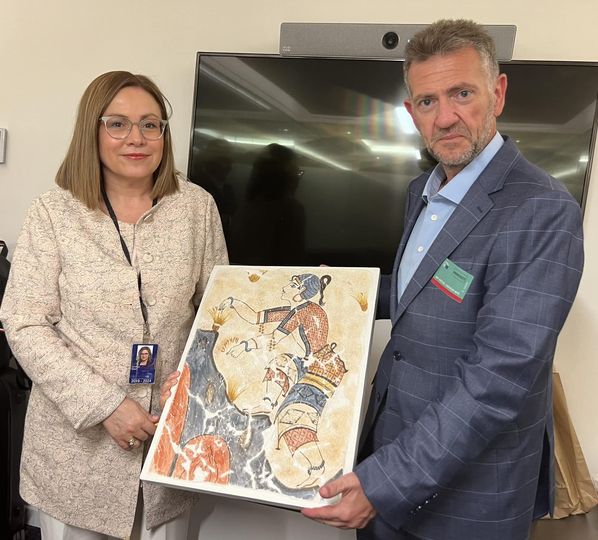 Η συνάντηση του Μανόλη Ορφανού, Πρόεδρος της Δ.Ε.Υ.Α. Θήρας με την κυρία Μαρία Σπυράκη στις Βρυξέλλες