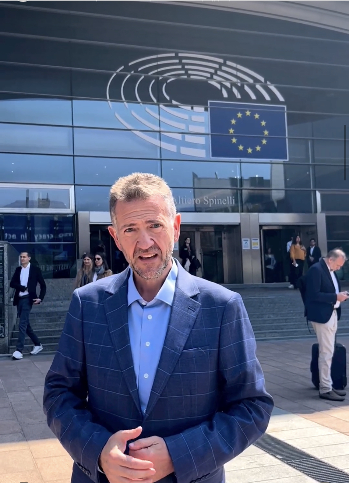 Ο Μανόλης Ορφανός, Πρόεδρος της Δ.Ε.Υ.Α. Θήρας στις Βρυξέλλες, για την εκδήλωση που είναι αφιερωμένη στην ΔΕΥΑΘ