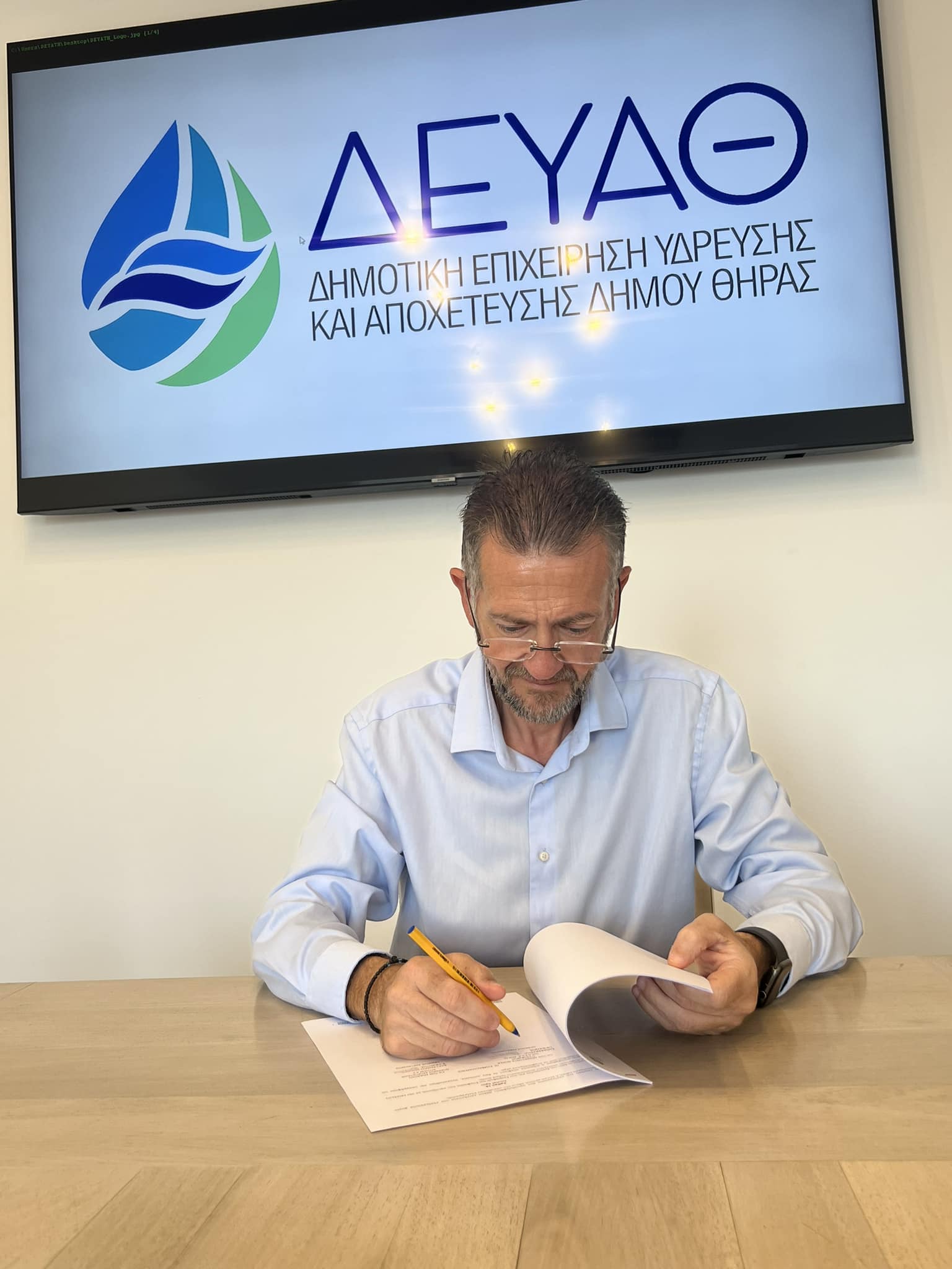 Ο πρόεδρος της Δ.Ε.Υ.Α. Θήρας Μανόλης Ορφανός υπόγραψε την σύμβαση προμήθειας και εγκατάστασης της νέας αφαλάτωσης