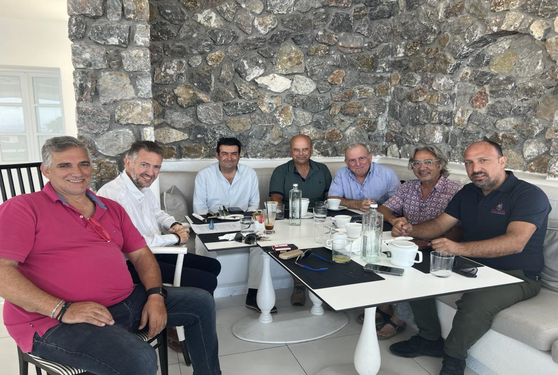 Η συνάντηση του πρόεδρου της Δημοτικής Παράταξης «ΤΩΡΑ! για τη Σαντορίνη και τη Θηρασιά» και υποψήφιος Δήμαρχος Θήρας, κος Μανόλης Ορφανός, με το Σύλλογο των Εμποροεπαγγελματιών Θήρας