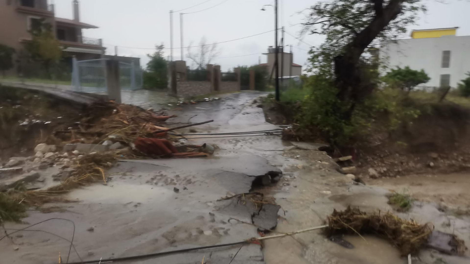 Κόπηκαν δρόμοι στη Βόρεια Εύβοια – Πάνω από 400 κυβικά μέτρα νερού ανά στρέμμα έπεσαν στην Ιστιαία